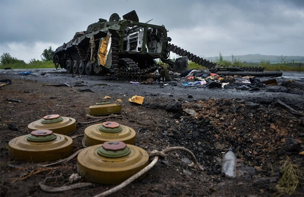 俄軍在戰場上埋下了大量的地雷，藉此阻擋烏軍的反攻。 圖 : 翻攝自三分亮劍
