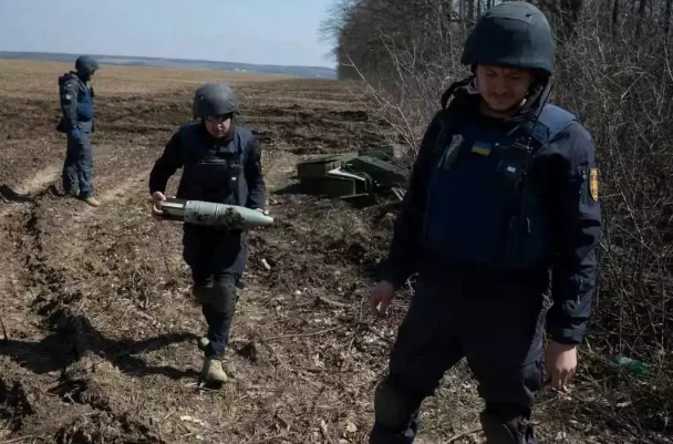 俄烏開戰已滿兩週年，聯合國人權機構指出，有約 3 萬名烏克蘭平民受傷或死亡。其中大部分是由大範圍爆炸性武器造成，但地雷與未爆彈也是造成路過人員威脅的原因之一。 圖 : 翻攝自三分亮劍