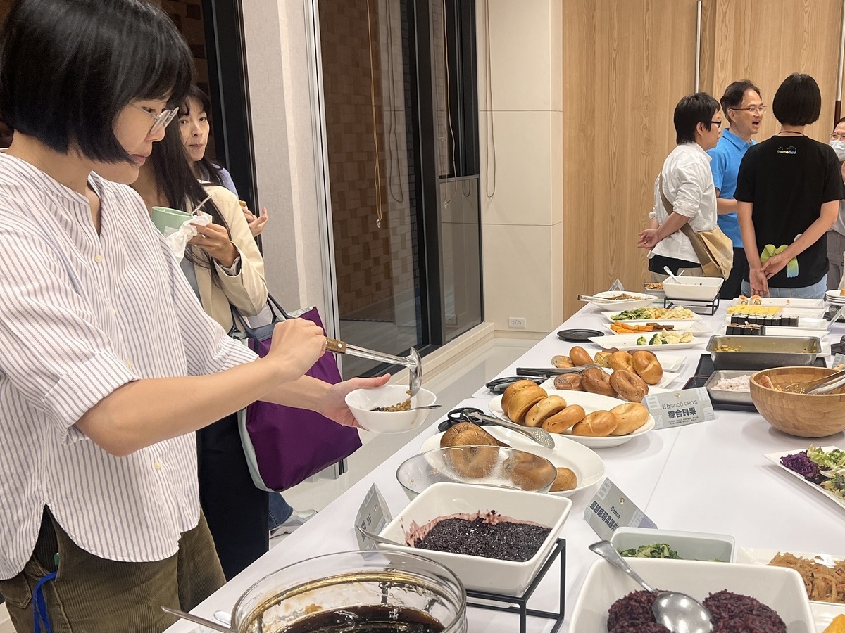 記者會後與會者響應活動，自備餐盒食用餐點。 圖：媽媽氣候行動聯盟提供