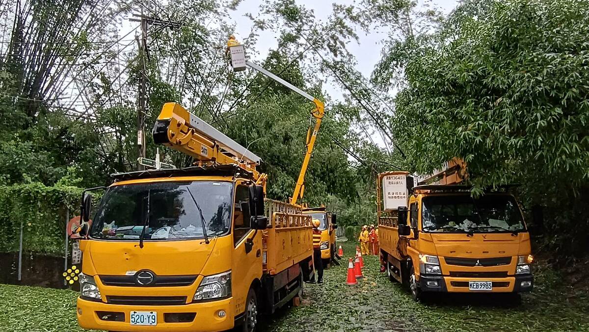 台電全力動員車輛及人員搶修電力。 圖：台電高雄區營業處提供