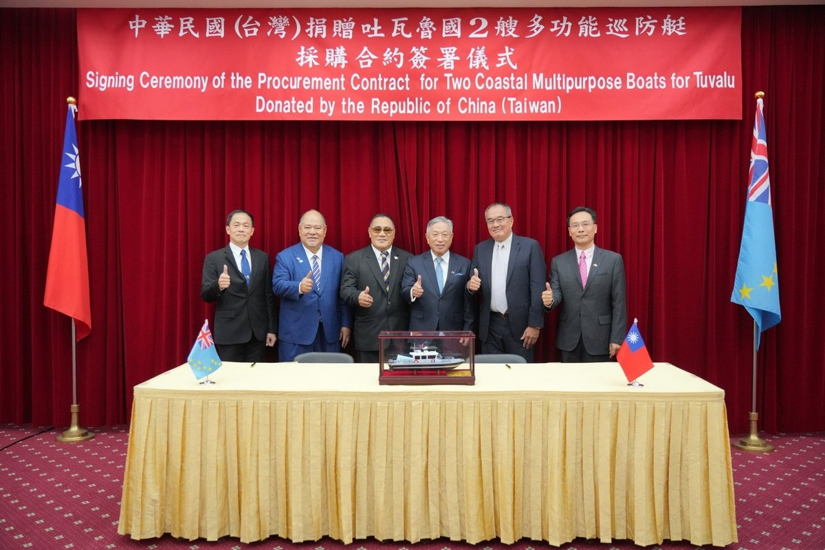 海洋委員會海巡署主任秘書林超倫（左起）、吐瓦魯國駐台大使潘恩紐、吐瓦魯國總督法拉尼、外交部政務次長田中光、罡旻企業有限公司總經理胡彥儒及外交部亞東太平洋司司長藍夏禮合影。 圖：外交部提供