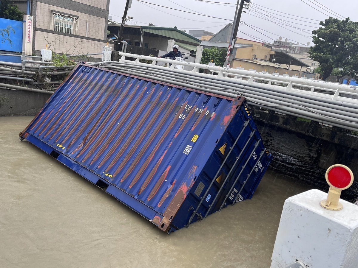 上午有擱淺貨櫃被發現漂流到高雄市林園橋下，港務公司緊急派車吊起。 圖：台灣港務公司／提供