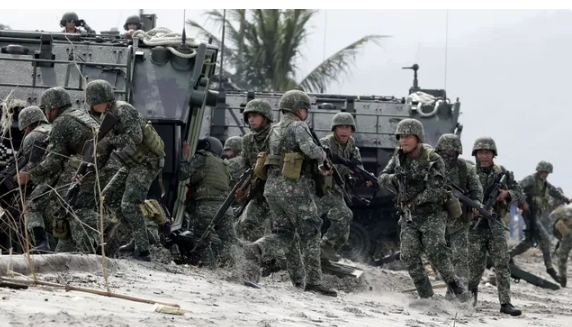 杜特蒂與馬可仕家族公然決裂，菲律賓軍人的動向成為左右政壇的關鍵。圖為菲軍進行軍事演習。 圖 : 翻攝自第一軍情