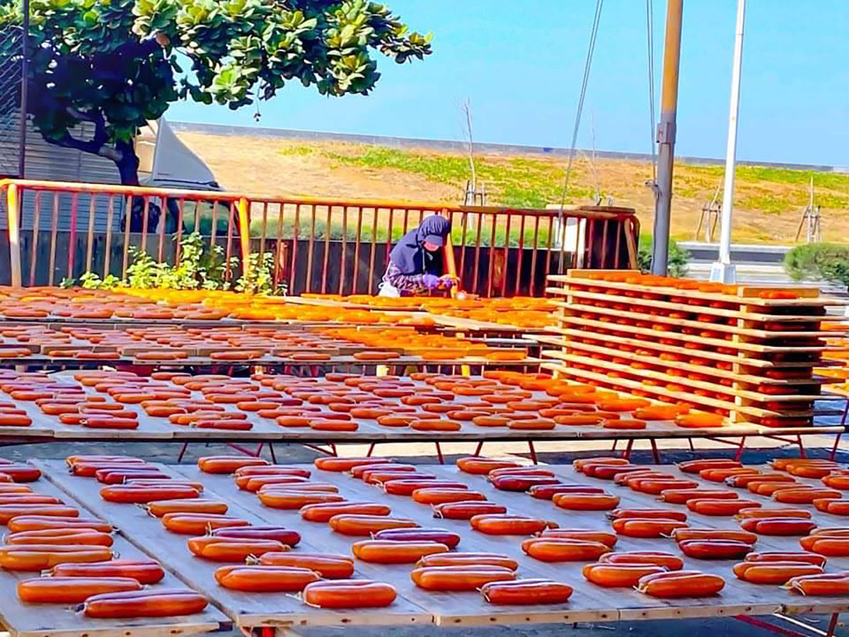 日曬海鹽烏魚子是高雄茄萣的特產。 圖：孫家銘翻攝