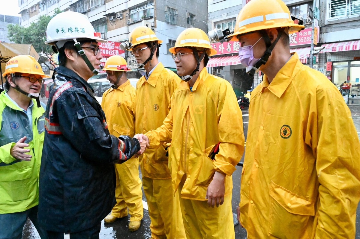 陳其邁(左二)咸謝台電人員冒雨搶修電力。 圖：高雄市政府提供