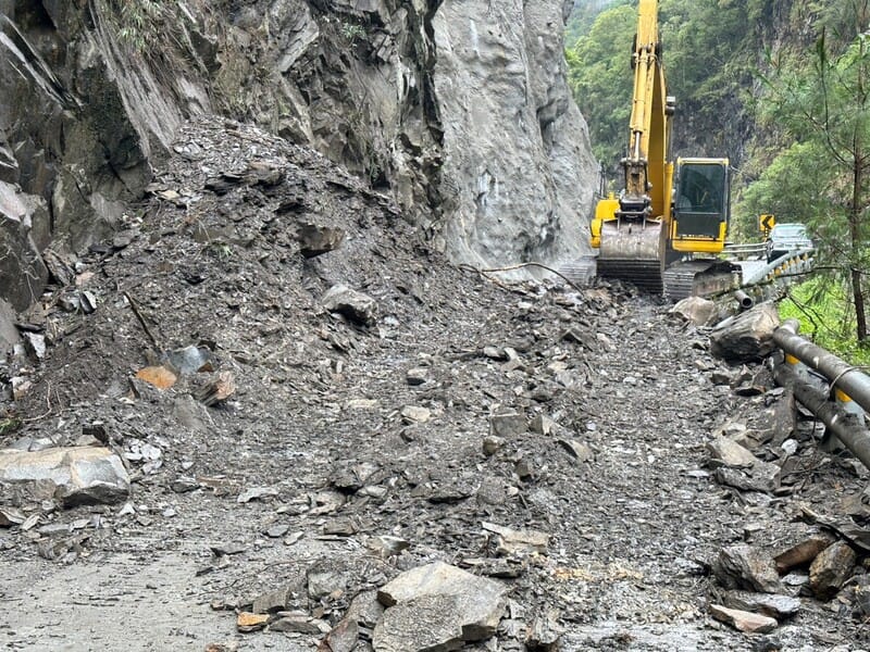 南橫公路利稻附近29日上午邊坡土石坍塌，造成道路阻斷，交通部公路總局第三區養護工程處關山工務段已搶通，恢復正常通行。 圖：關山工務段提供