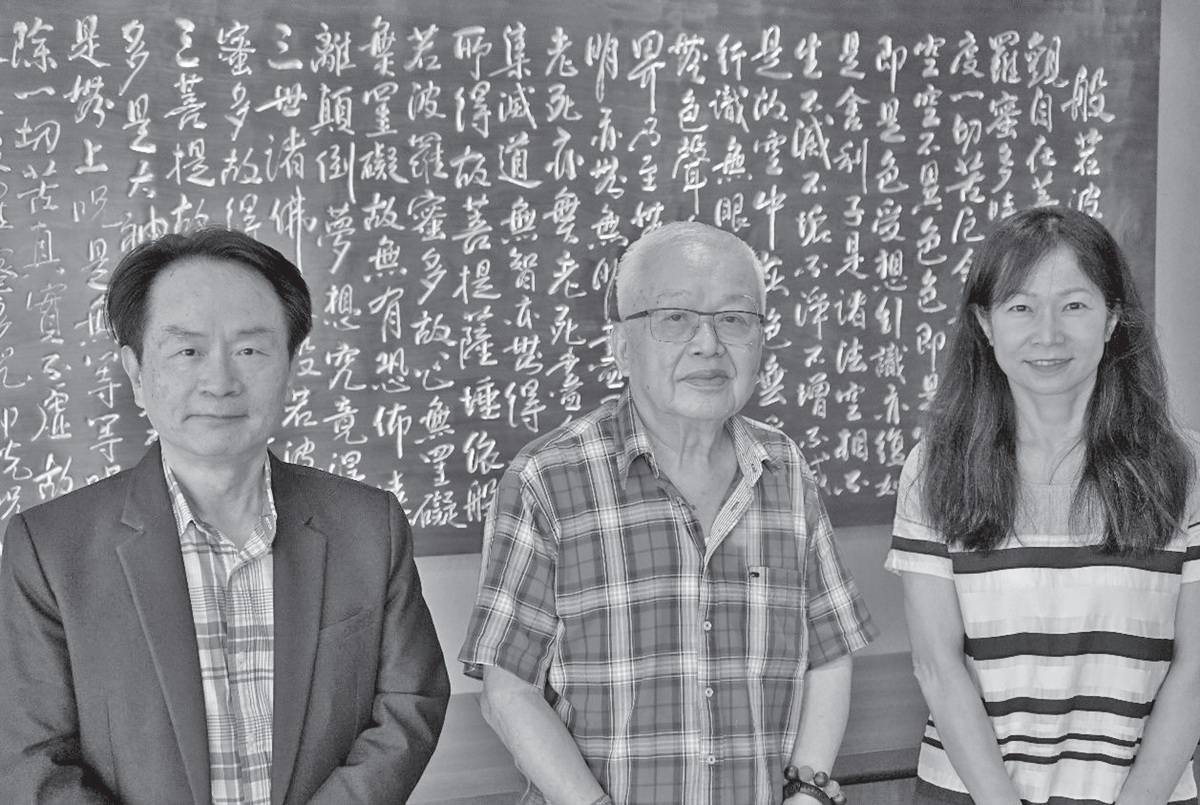 劉泰英先生（中）於臺綜院接受陳儀深館長、歐素瑛處長（右）訪談（2022.7.4）／羅國儲攝 圖：國史館提供