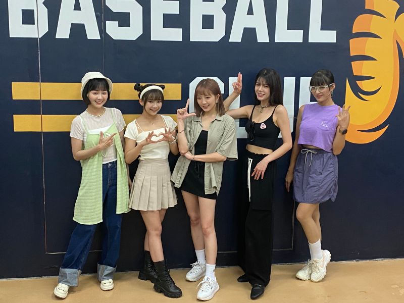 ▲中職明星賽百人女孩應援團，左起籃籃、奶昔、Yuki、凱蒂和口水。 圖：nownews提供