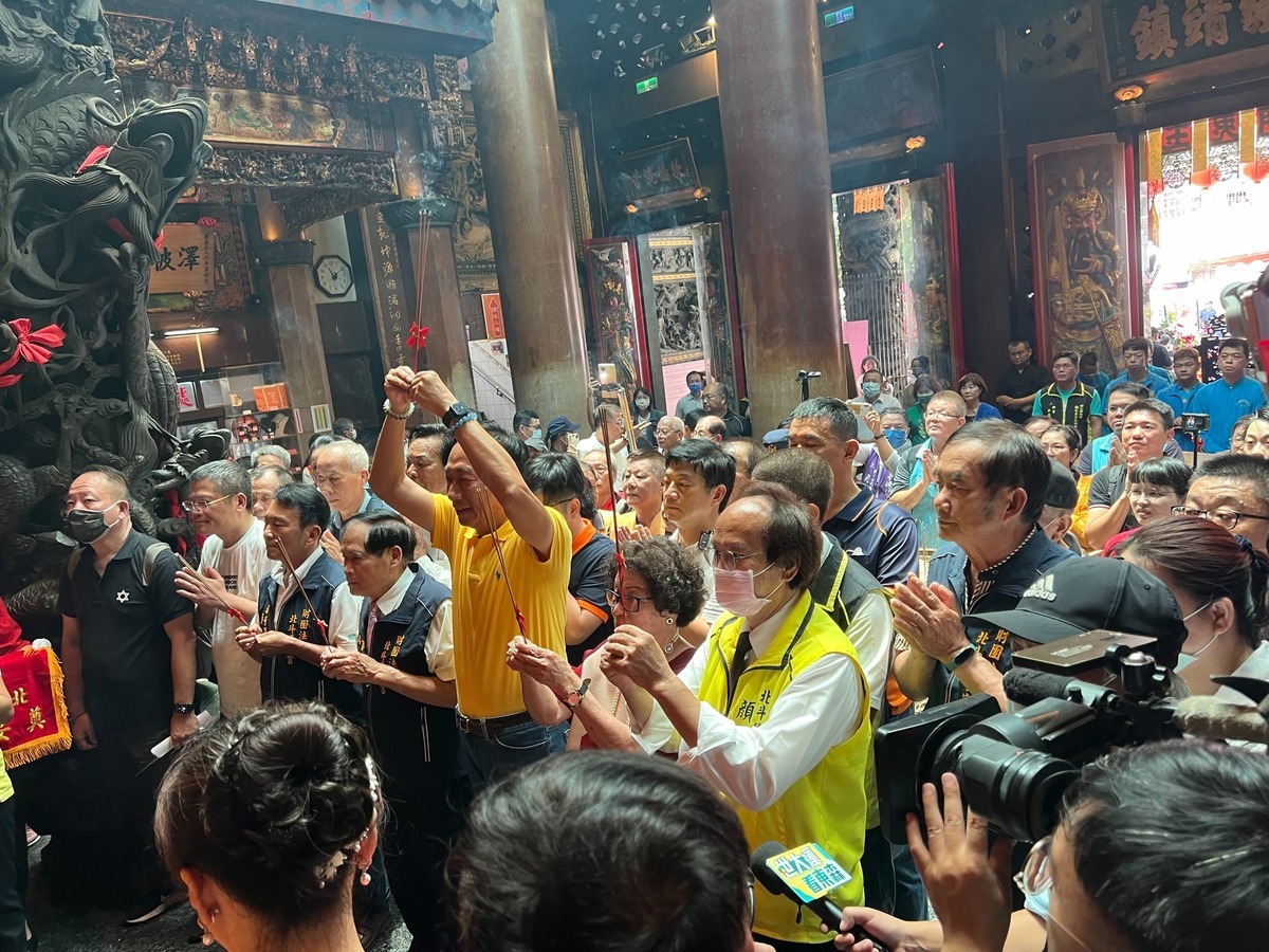 鴻海集團創辦人郭台銘今 ( 29 ) 日到彰化縣北斗鎮奠安宮參香，喊出「選人不選黨，選黨蓋不爽」的口號。 圖: 翻攝自顏宏霖臉書