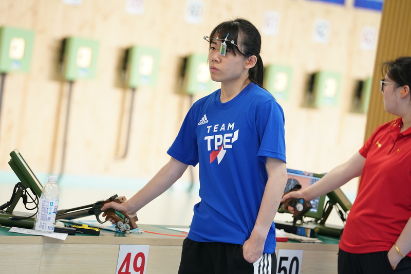 清華大學女子神射手陳俞如（中）29日在成都世大運女子10公尺空氣手槍決賽以215分摘下銅牌，這也是世大運台灣代表團29日所進帳的第2面獎牌。 圖：大專體總提供