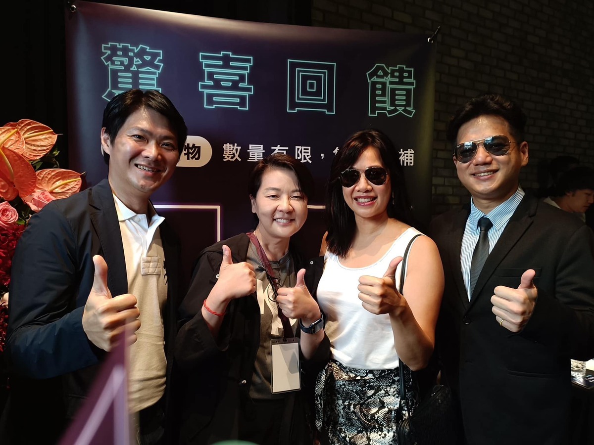 民眾黨總統候選人柯文哲今（29）日下午在台北舉行人生首場演唱會「KP Show」，同黨立委許瑞宏（左一）、吳欣盈（右－二）、邱臣遠（右一）、也到場支持，與柯文哲競選總幹事黃珊珊 （左二）開心合影。 圖：翻攝自吳欣盈臉書