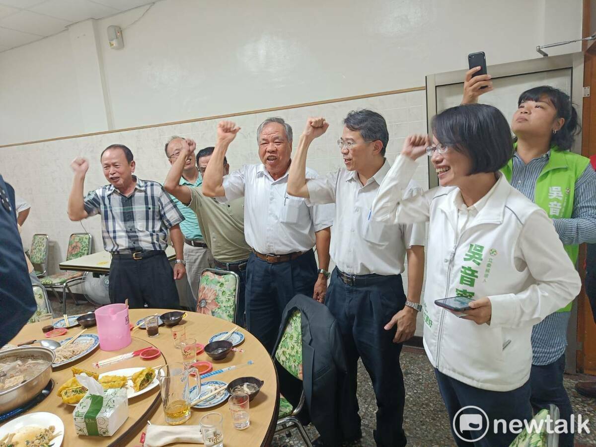行政院顧問黃世殿帶頭高喊「吳音寧！凍蒜！」現場氣氛超嗨。 唐復年/攝