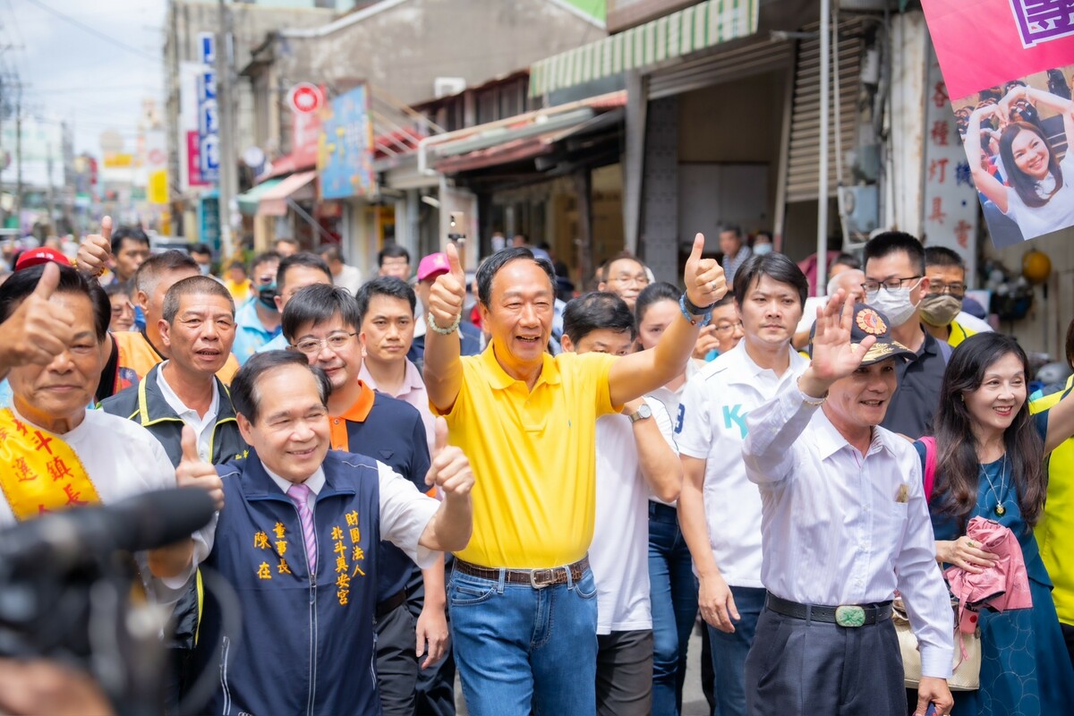 郭台銘走訪彰化北斗，藍白陣營都有要角相陪。 永齡基金會/提供