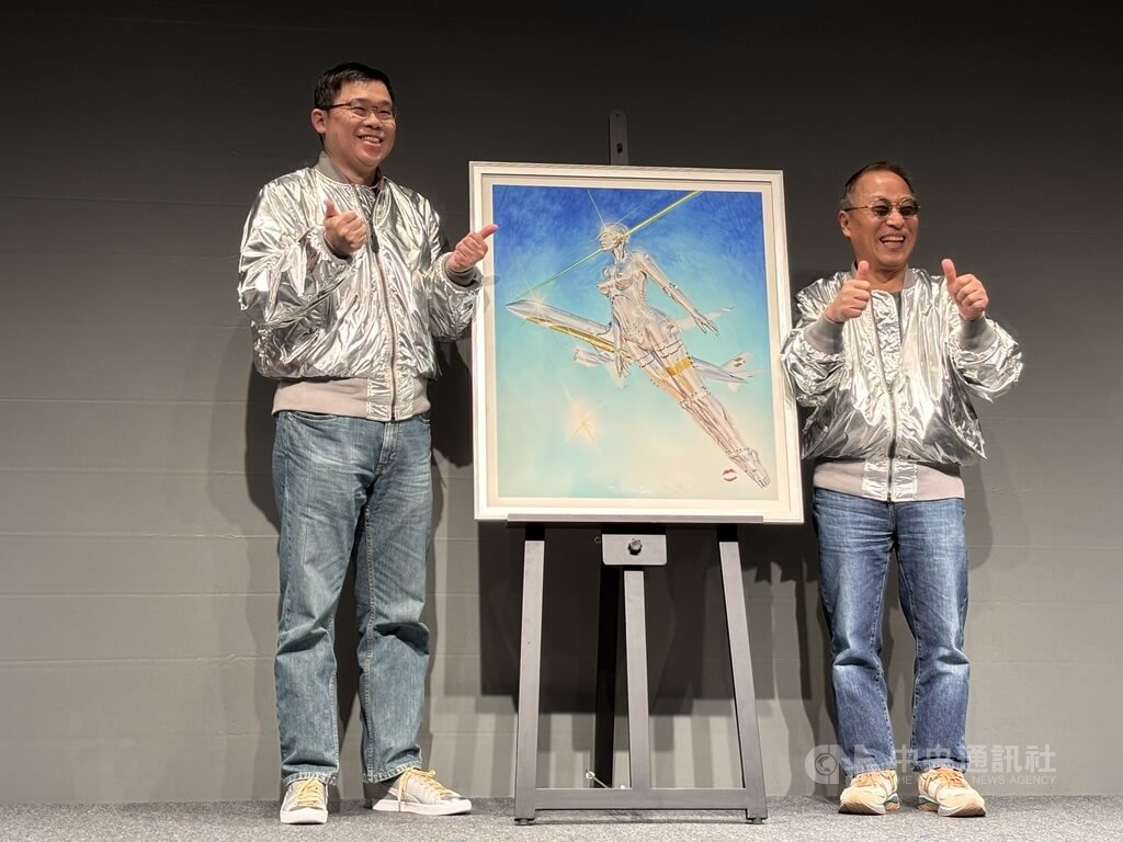 星宇航空27日於東京盛大發表品牌重磅企劃「STARLUX AIRSORAYAMA藝術計劃」，藝術家空山基（右）將親筆簽名的「AIRSORAYAMA」藝術作品贈予星宇航空董事長張國煒（左）典藏，象徵雙方啟動具未來感的深度藝術合作。中央社記者戴雅真東京攝  115年1月27日