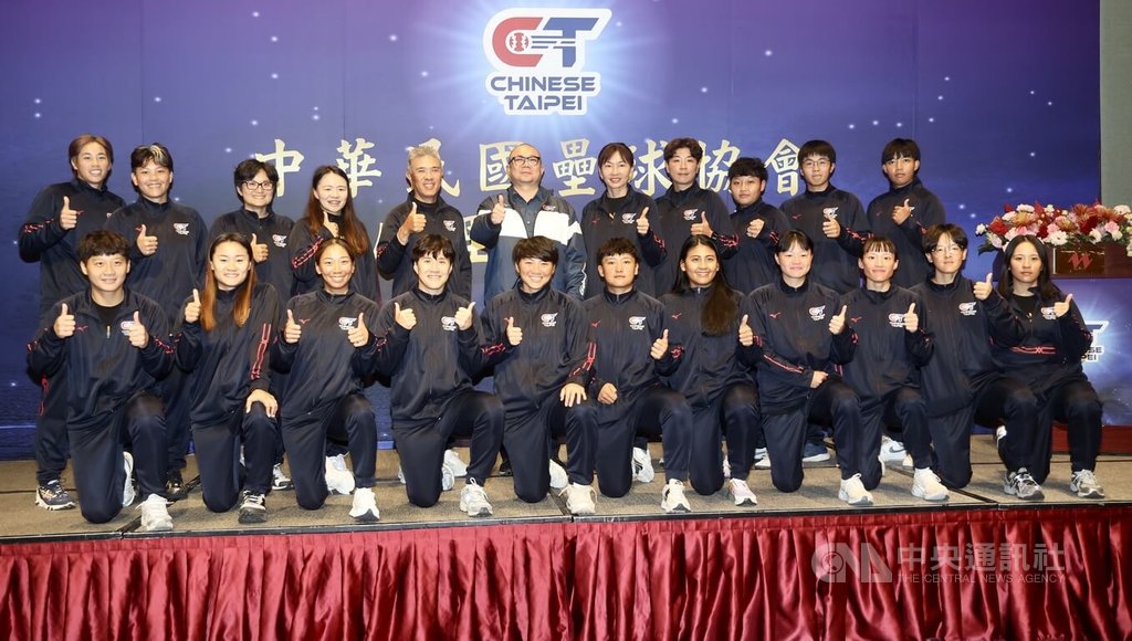 中華民國壘球協會1日在台北舉行第15屆理事長交接典禮，新任理事長李建成（後中）與中華女子壘球隊合影。中央社記者張皓安攝　115年2月1日