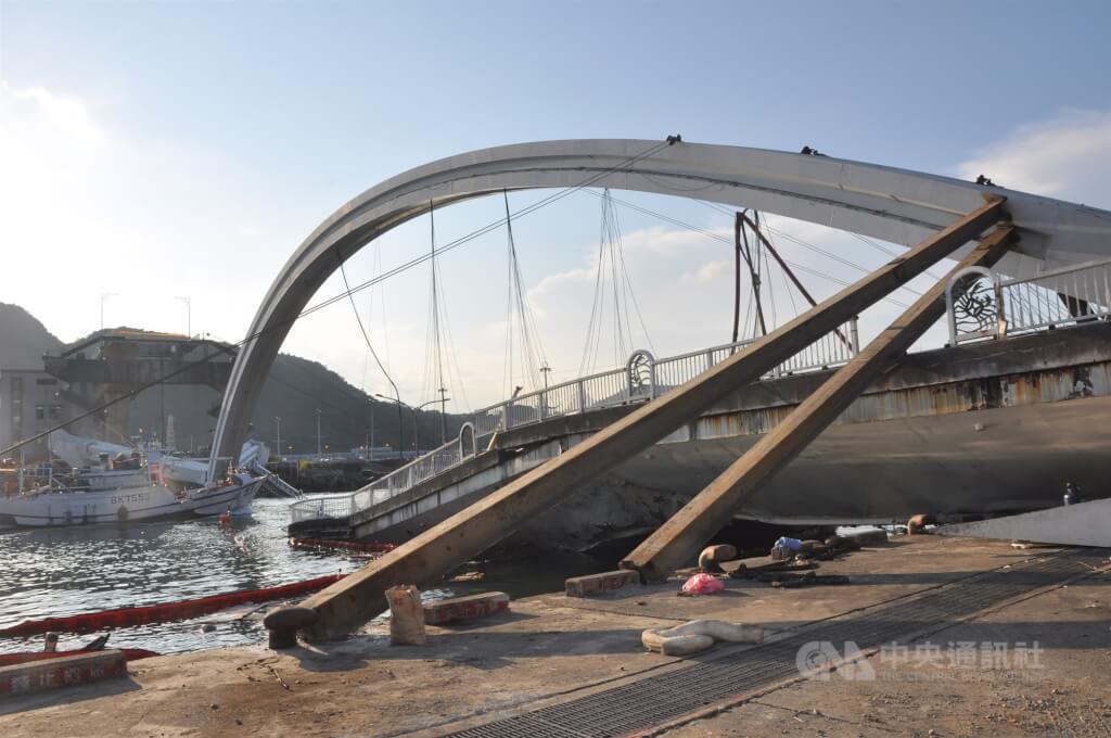 宜蘭縣南方澳跨港大橋108年坍塌，造成6名漁工喪名。（中央社檔案照片）