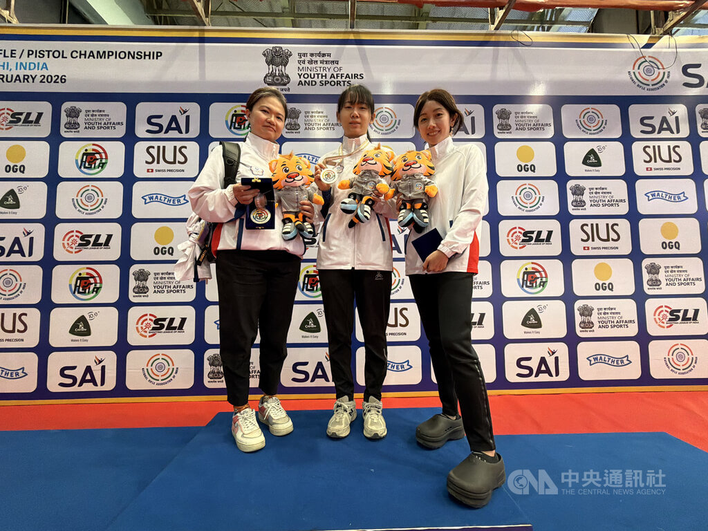 台灣女將田家榛、陳俞如、吳佳穎（左起）攜手合力，一起在印度新德里進行的2026亞洲步槍/手槍錦標賽，奪下女子25公尺手槍團體賽銀牌。中央社記者李晉緯新德里攝　115年2月9日