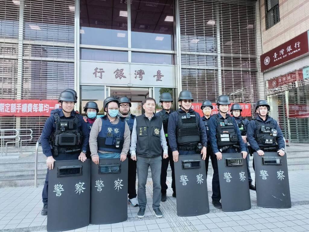 農曆春節將至，換鈔需求增加。台中市警察局第四分局10日宣布，除實施防搶演練，並加強銀行周邊巡守，針對有大額換鈔、存提款需求的民眾，主動提供「護鈔」協助。（警方提供）中央社記者郝雪卿傳真  115年2月10日