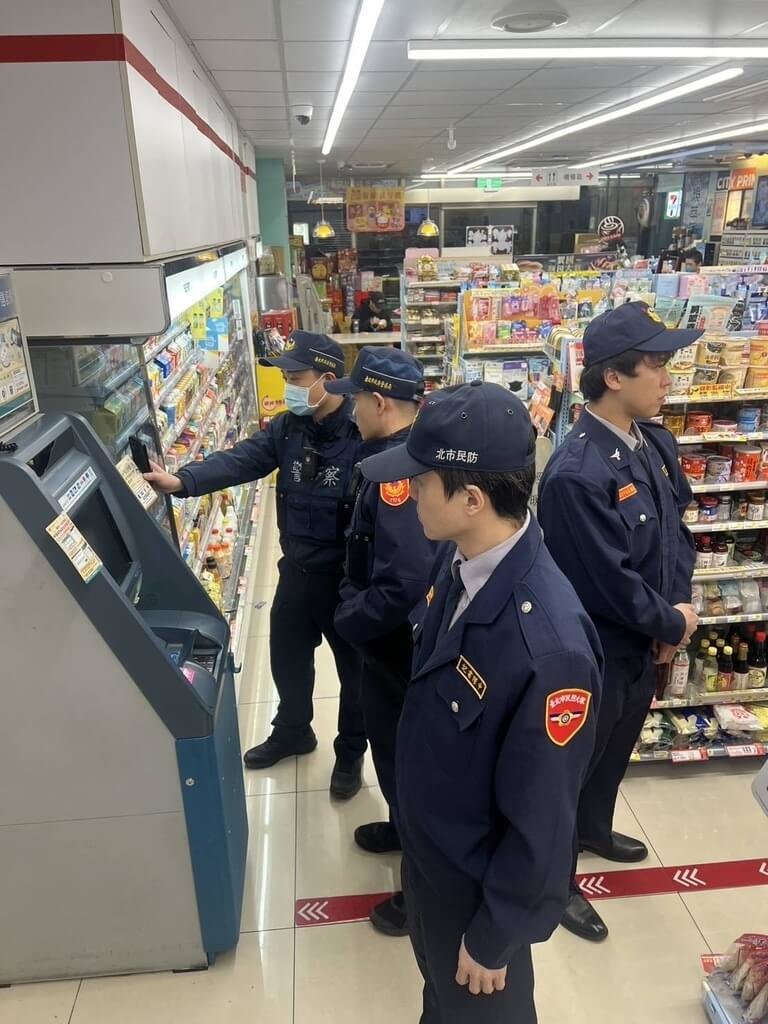 台北市警察局中正第二分局10日表示，為確保春節前社會治安平穩，近期執行「靖城專案」全面強化執法作為，針對轄內易滋事場所、治安要點及幫派分子經常出入場所，規劃擴大臨檢及路檢執行威力掃蕩。（台北市警察局中正第二分局提供）中央社記者黃麗芸傳真　115年2月10日