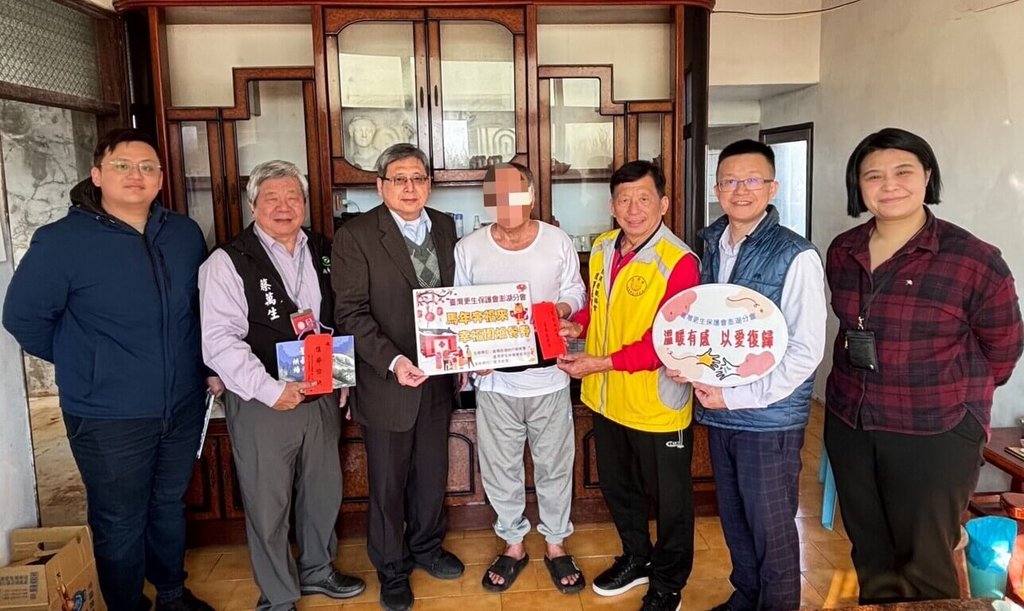 春節將屆，澎湖地檢署10日攜手榮譽觀護人協進會、台灣更生保護會澎湖分會等前往訪視受保護管束人，並致贈春節慰問金及年菜兌換券。（澎湖地檢署提供）中央社  115年2月11日