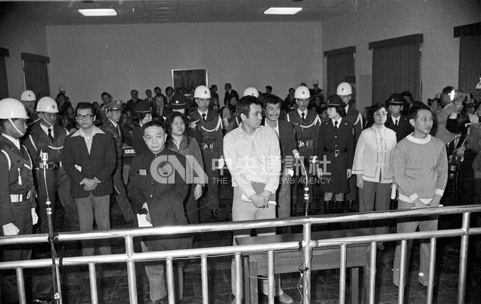 1980年3月18日美麗島軍法大審，七名被告左起張俊宏、黃信介、陳菊、姚嘉文、施明德、呂秀蓮、林弘宣到庭。（中央社檔案照片）