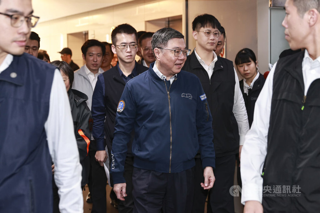 行政院長卓榮泰（中）14日上午前往內政部消防署救災救護指揮中心視察，慰勉春節期間留守值勤人員，會前簡短回應媒體提問。中央社記者鄭清元攝　115年2月14日