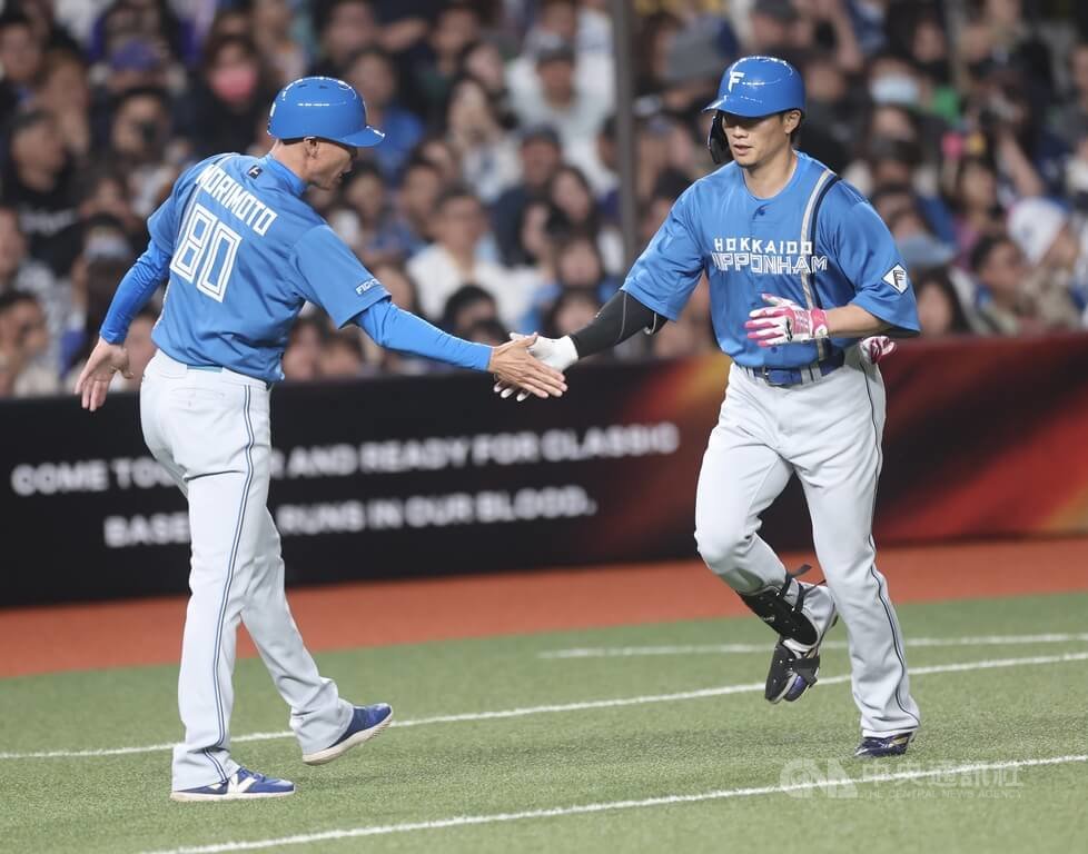 火腿隊西川遙輝（右）4局轟出2分砲，擴大球隊領先。中央社記者張新偉攝　115年2月27日