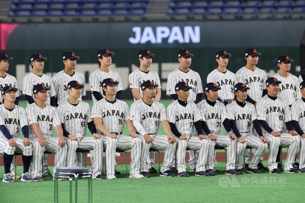 經典賽日本隊4日在日本東京巨蛋練球，陣中球星大谷翔平（前左4）與鈴木誠也（前左5）與隊友們一起拍攝官方形象照。中央社記者王騰毅東京攝 115年3月4日