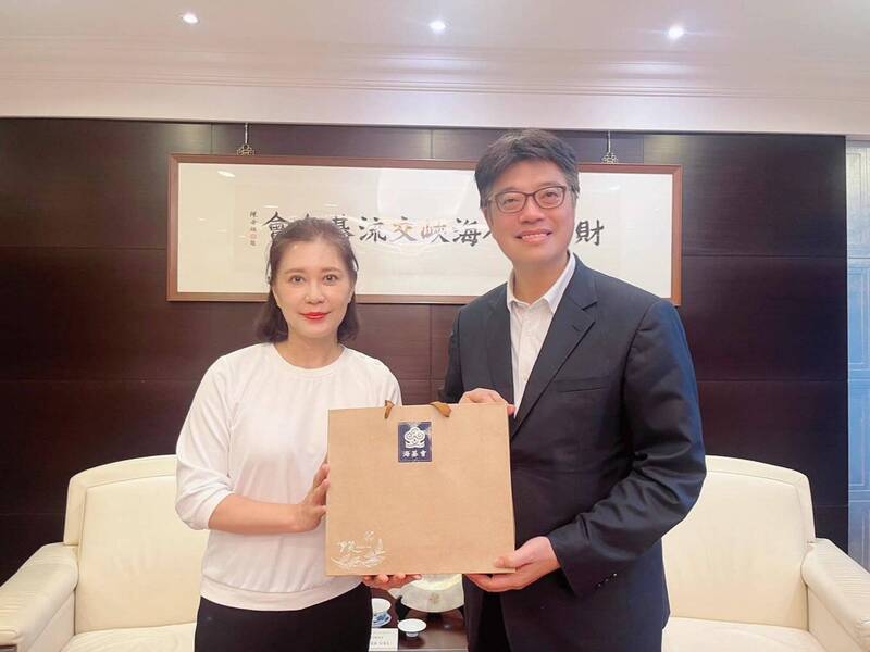 金門縣副議長歐陽儀雄的妻子尚文凱（左）獲台灣民眾黨提名參選金門縣選區立委。右為海基會秘書長邱垂正。 圖: 擷取自臉書「尚好金門 尚文凱」