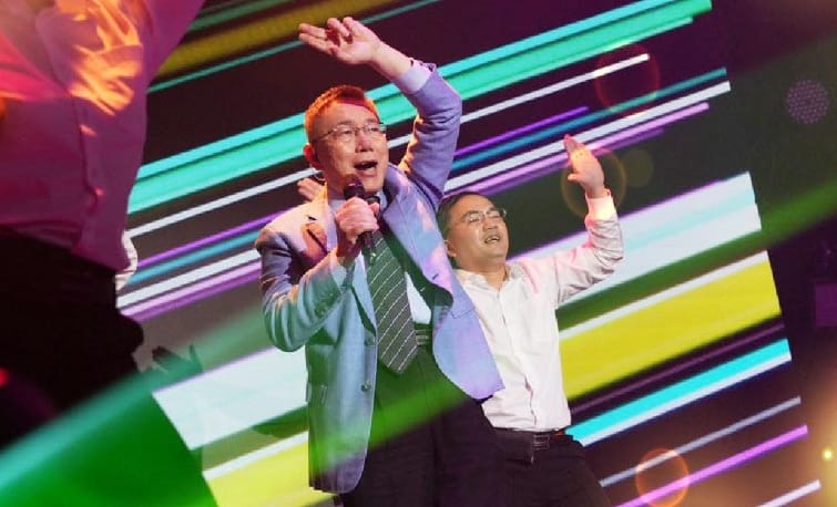 柯文哲昨（29）日下午舉辦門票要價不菲的個人演唱會「KP Show」，事後受訪時為強調演出陣容專業，稱當天伴奏琴（Keyboard）找來五月天的。 圖：截取自柯文哲臉書