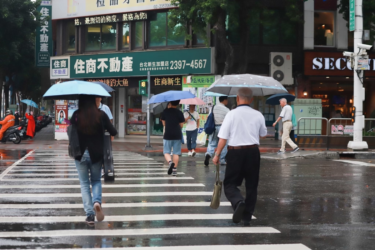 卡努今略為加速，暴風圈擴大，預計將在週二影響台灣。 圖：葉宜哲／攝