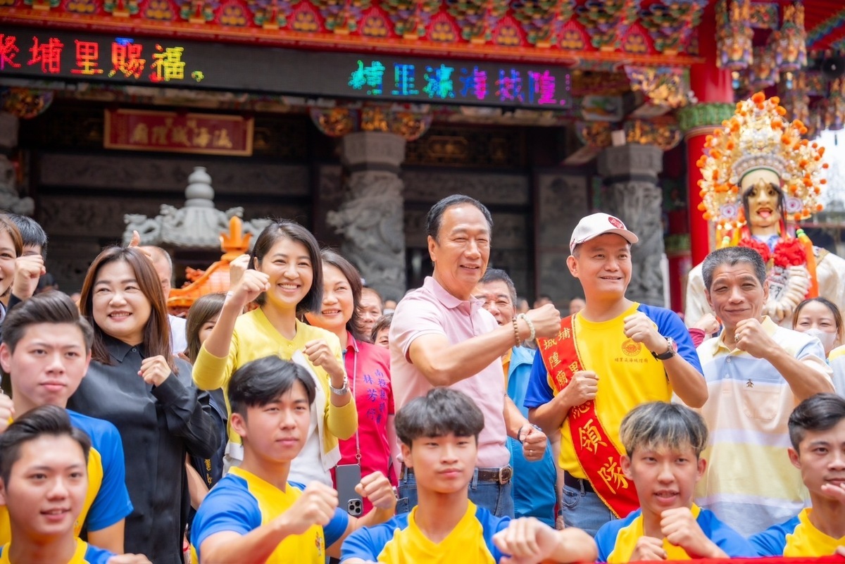 鴻海創辦人郭台銘今到南投埔里，與國民黨籍南投縣長許淑華、立委馬文君及南投縣議長何勝豐等人一同扶轎。 圖：郭台銘辦公室 / 提供