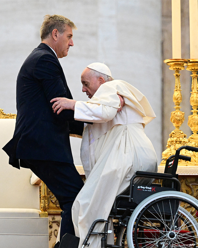 天主教教宗方濟各（Pope Francis），上（6）月初因疝氣問題接受手術，而在近兩個月的恢復後，他計畫於 8 月 2 日前往葡萄牙，參與為期 5 天的節慶活動「世界青年日」。 圖：擷取自臉書「Voice of America」