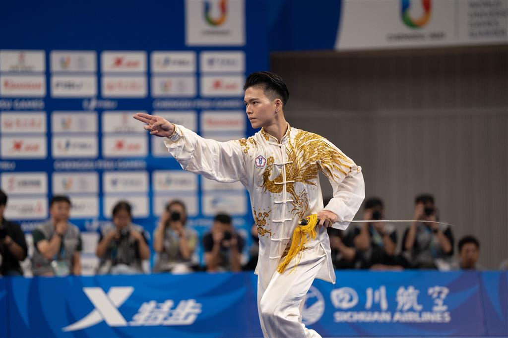 29日，孫家閎選手在太極劍項目，以臺灣藍鵲為靈感，自己設計戰袍，並以9.710分拿下中華隊首面銀牌。 圖／大專體總提供