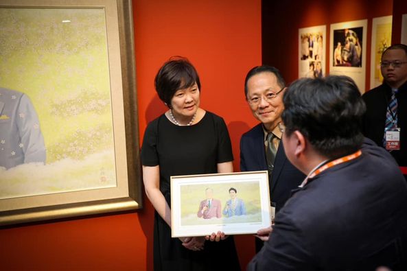 矢板明夫提到，旅日畫家姚旭燈創作的安倍前首相和李登輝前總統在天堂飲酒、守護台海和平的畫作「台海和平的守護神」的100幅限量收藏版，在台南安倍晉三紀念影像展現場販售。 圖：翻攝自矢板明夫俱樂部臉書