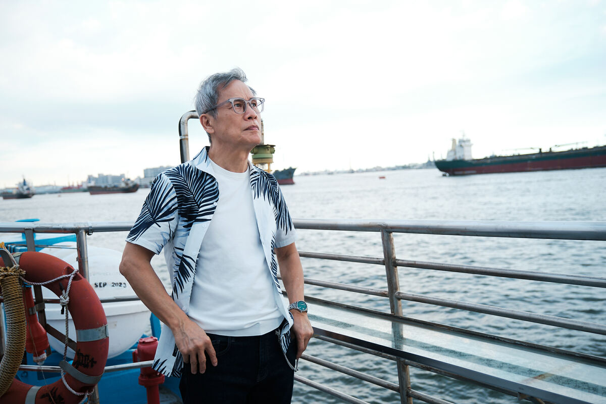 羅大佑於遊輪上凝視高雄港回憶年輕點滴。 圖：高雄市觀光局提供