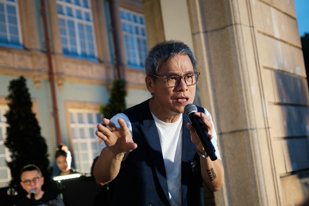 羅大佑在高雄史博館前訴說對高雄的情感。 圖：高雄市觀光局提供