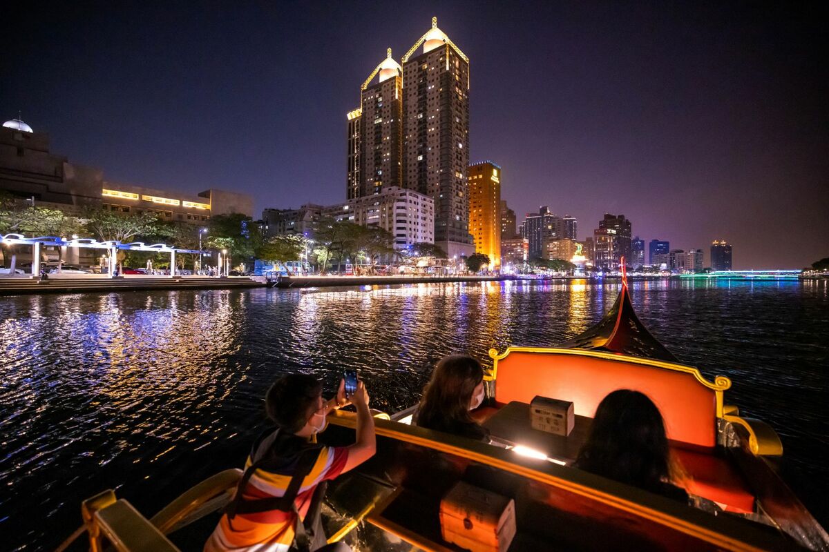 搭乘貢多拉船徜徉愛河夜色。 圖：高雄市觀光局提供