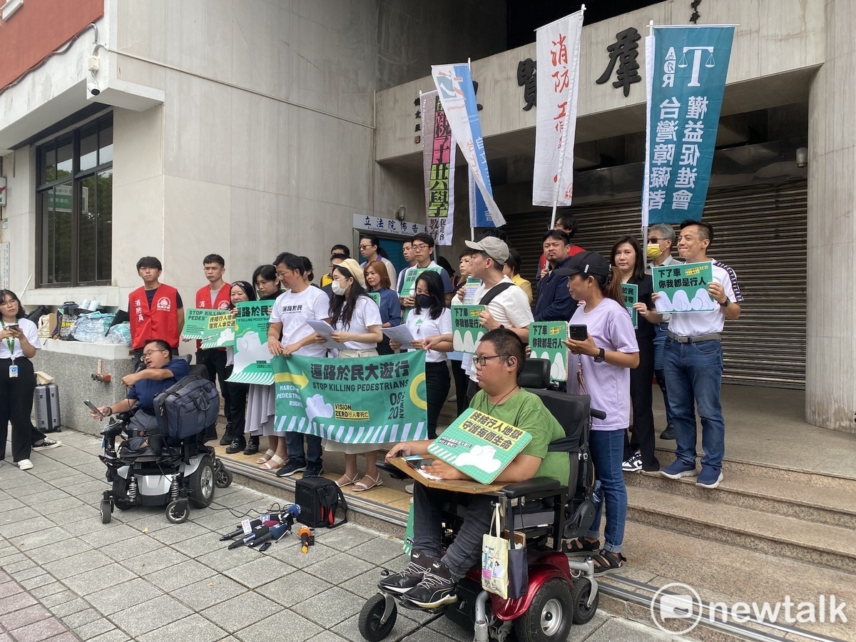 行人零死亡推動聯盟上午於立法院群賢樓外召開「820大遊行跨黨派聯合」記者會。 圖：周煊惠 / 攝