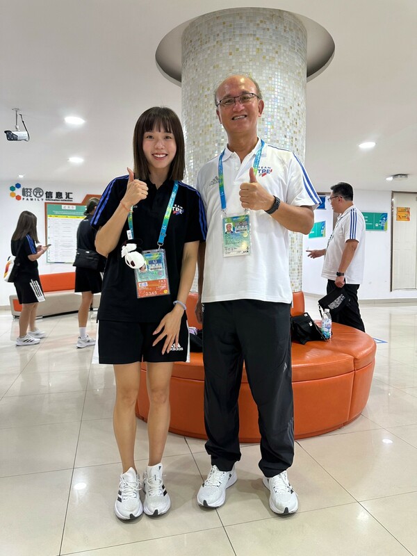 教育部林騰蛟次長為排球甜心廖苡任及團隊加油打氣。 圖：體育署提供