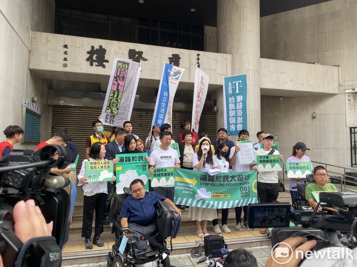 行人零死亡推動聯盟上午於立法院群賢樓外召開「820大遊行跨黨派聯合」記者會。 圖：周煊惠 / 攝