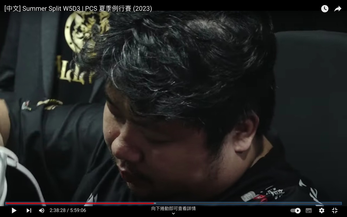 統神表情黯淡的收拾行李。 圖：翻攝自LoL Pacific Championship Series YT頻道