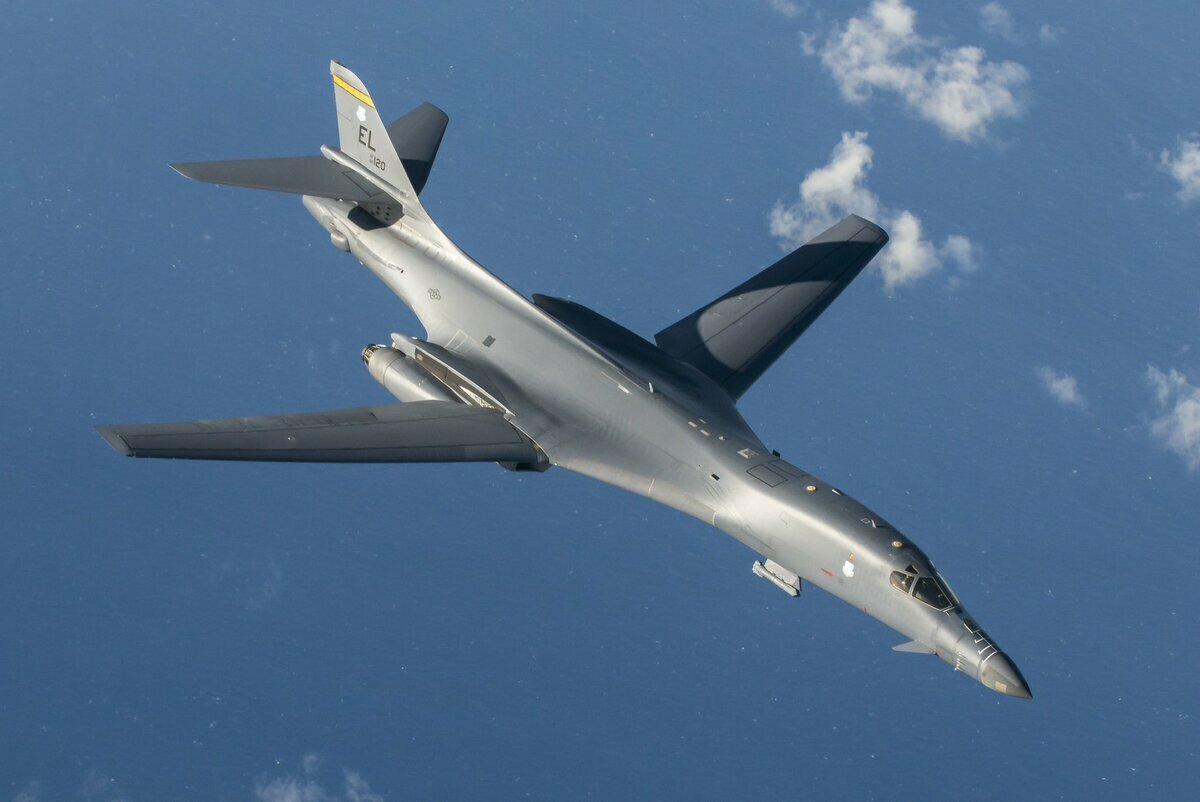 美軍 B-1B「槍騎兵」（Lancer）戰略轟炸機，因可攜帶最高達 36 枚反艦或對地攻擊巡弋飛彈。(示意圖) 圖：擷取自推特@AircraftSpots(資料照片)
