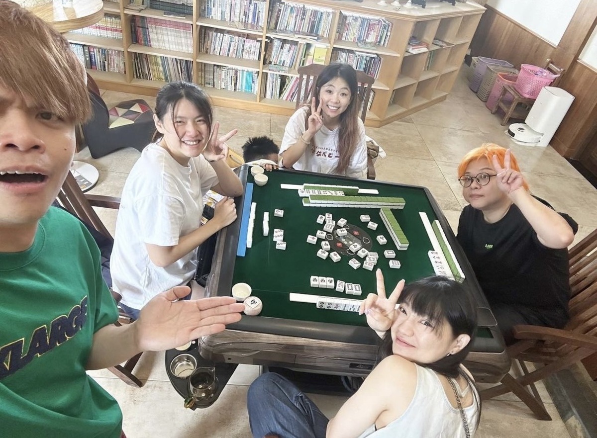 蔡阿嘎分享二伯在昨天慶功宴喝完酒後，今天一早就用麻將醒腦。 圖：翻攝自蔡阿嘎IG