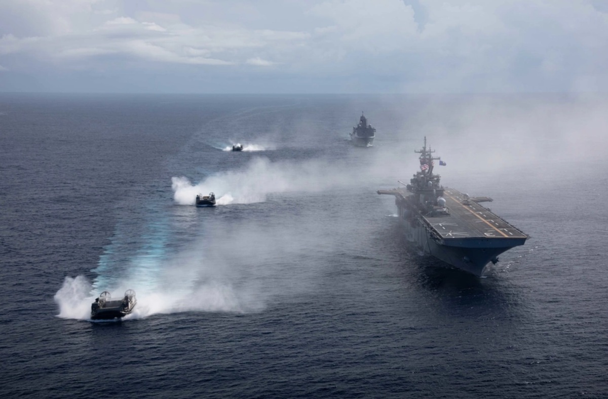 美國海軍與陸戰隊聯合的「LSE 2023」軍演將於8月9日至18日跨越全球22時區同步進行。圖為「LSE 2021」軍演，黃蜂級兩棲攻擊艦「奇爾沙治號(LHD-3)」操演照片。 圖：翻攝美軍DVIDS網頁