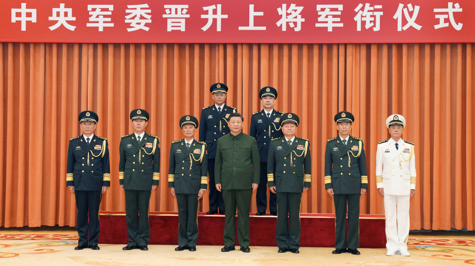 中國國家主席兼中央軍委主席習近平親自出席解放軍中央軍委晉升上將軍銜儀式，晉升上將軍銜的兩人分別是火箭軍司令員王厚斌、火箭軍政治委員徐西盛。 圖：翻攝新華網