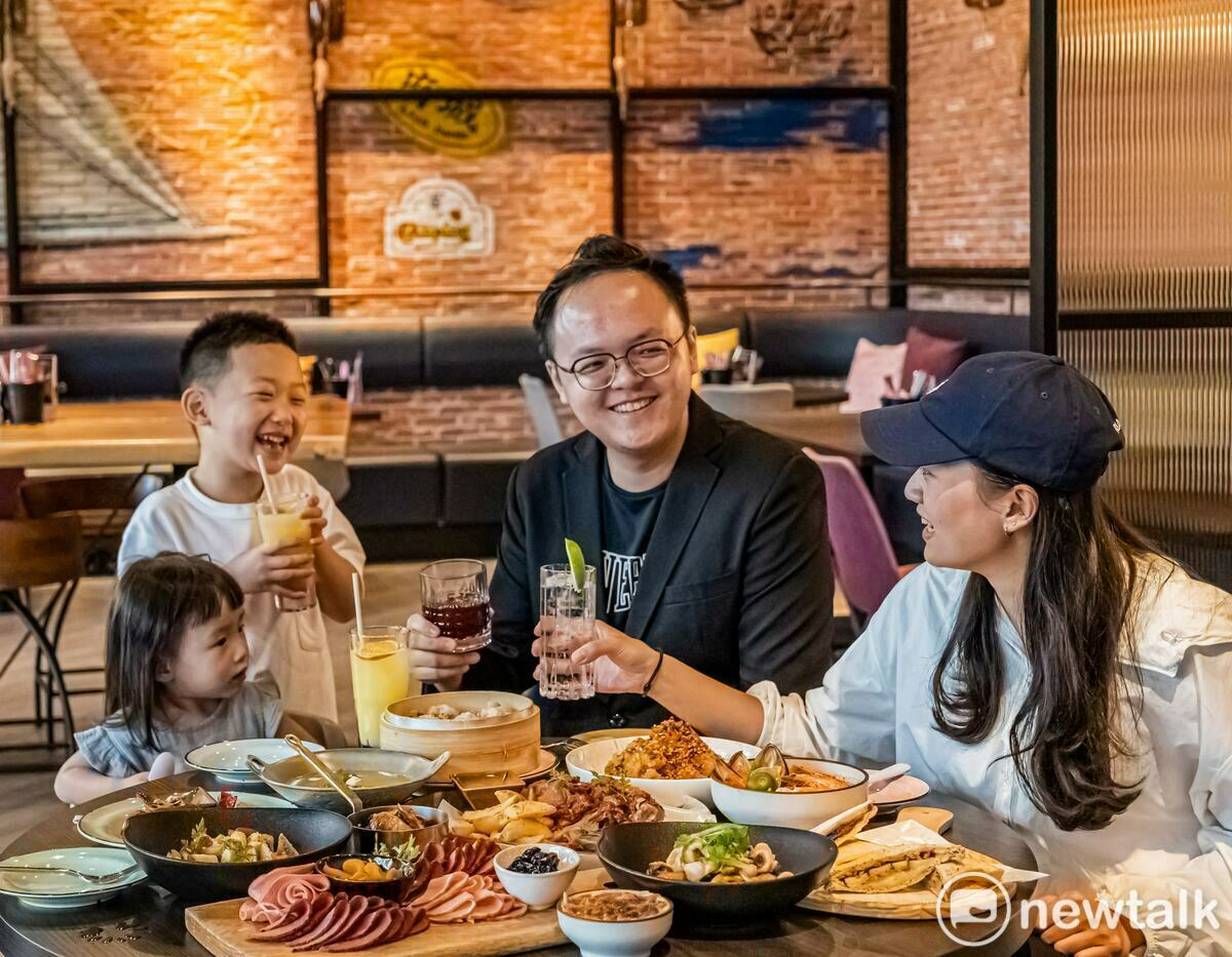 父親節搶攻孝親商機，台南安平雅樂軒酒店訂於8月4日至5日晚餐時段推出「異國美食饗宴」全自助Buffet，三款酒精性飲品無限暢飲，並延長現場駐唱時段。 圖：安平雅樂軒提供