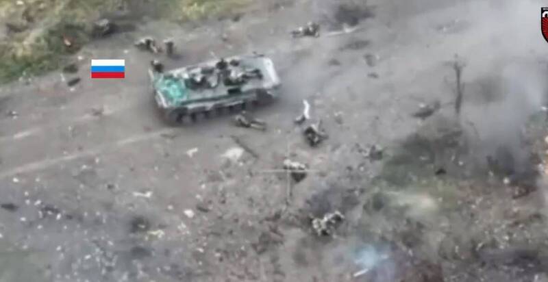 俄軍裝甲車遭飛彈擊中，俄軍跳車逃竄又遭到伏擊。 圖：翻攝推特