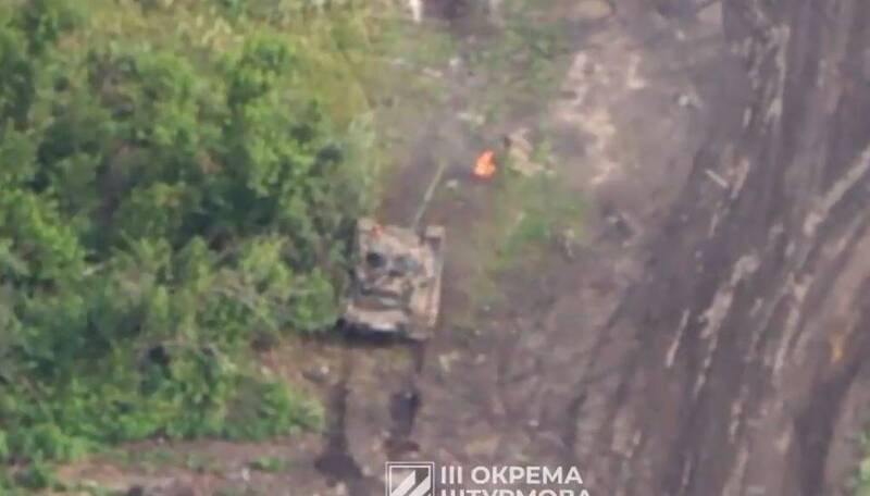 俄軍戰車遭到烏克蘭軍隊砲擊擊中，車上士兵全身著火包圍狂奔。 圖：翻攝推特