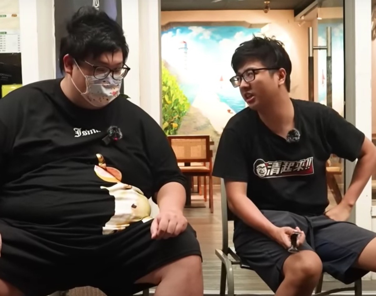丁特（右）帶好友史丹利到故鄉澎湖吃海鮮。 圖：翻攝自Dinter YT頻道